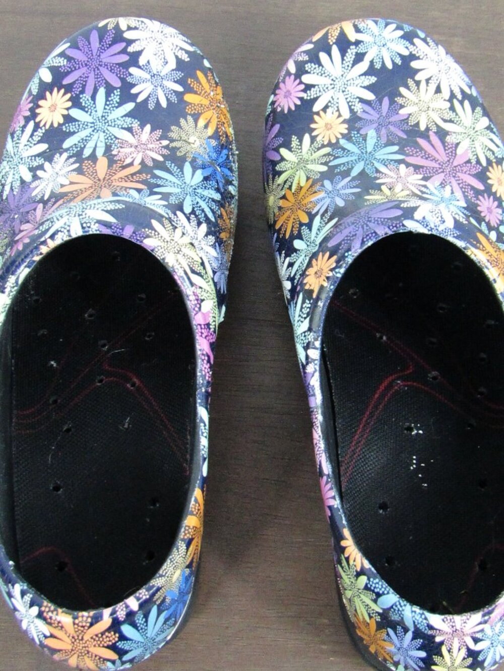 ANYWEAR | Women's Clogs | Size 7 | Floral | Slip Resistant | Cushion Insole - Picture 5 of 7